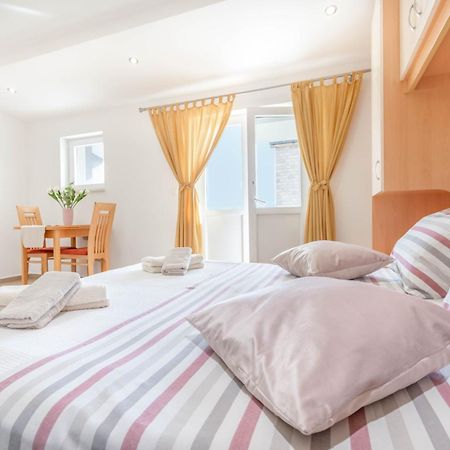 Studio Apartmani Dora Makarska Buitenkant foto