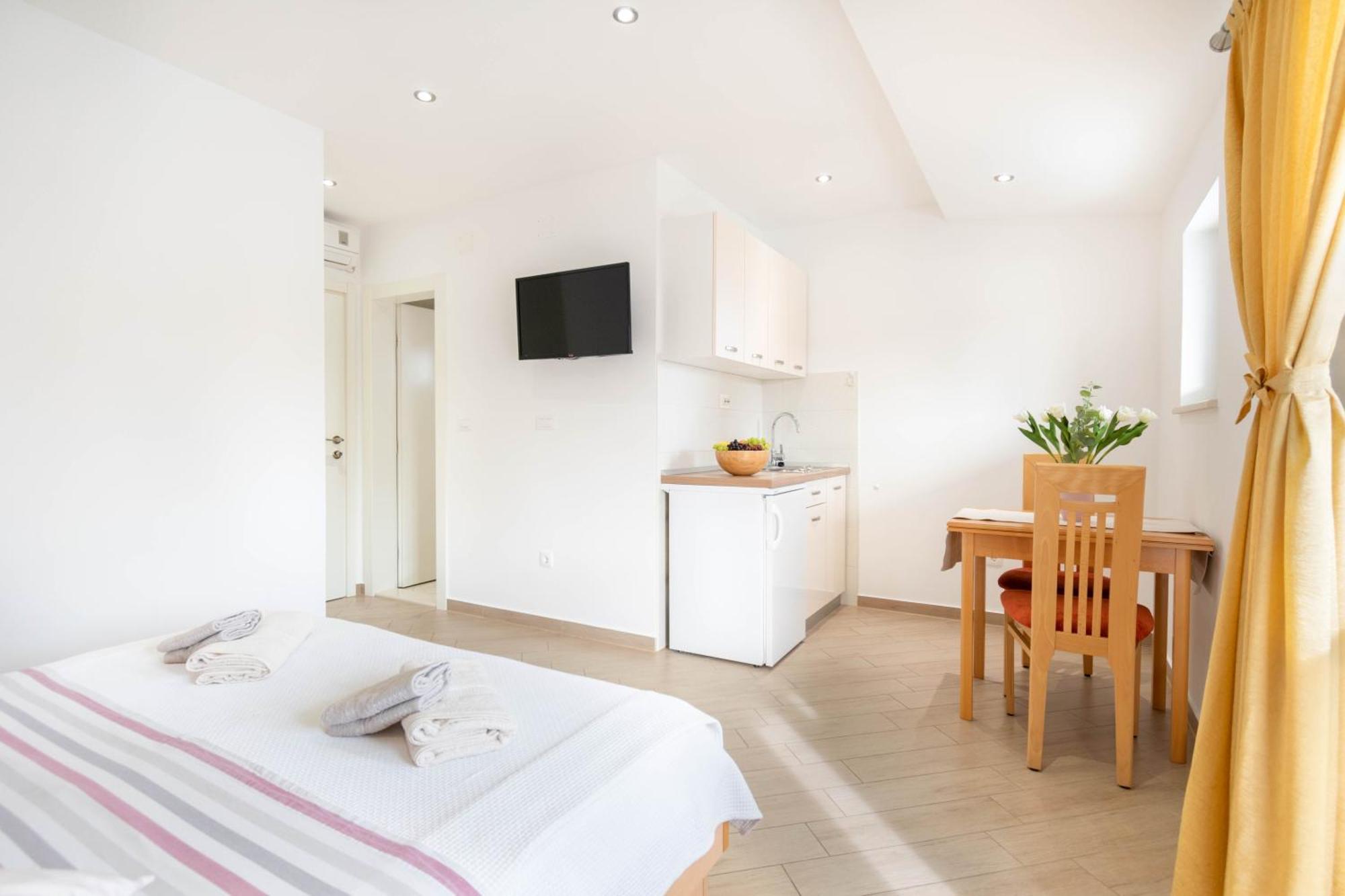 Studio Apartmani Dora Makarska Buitenkant foto