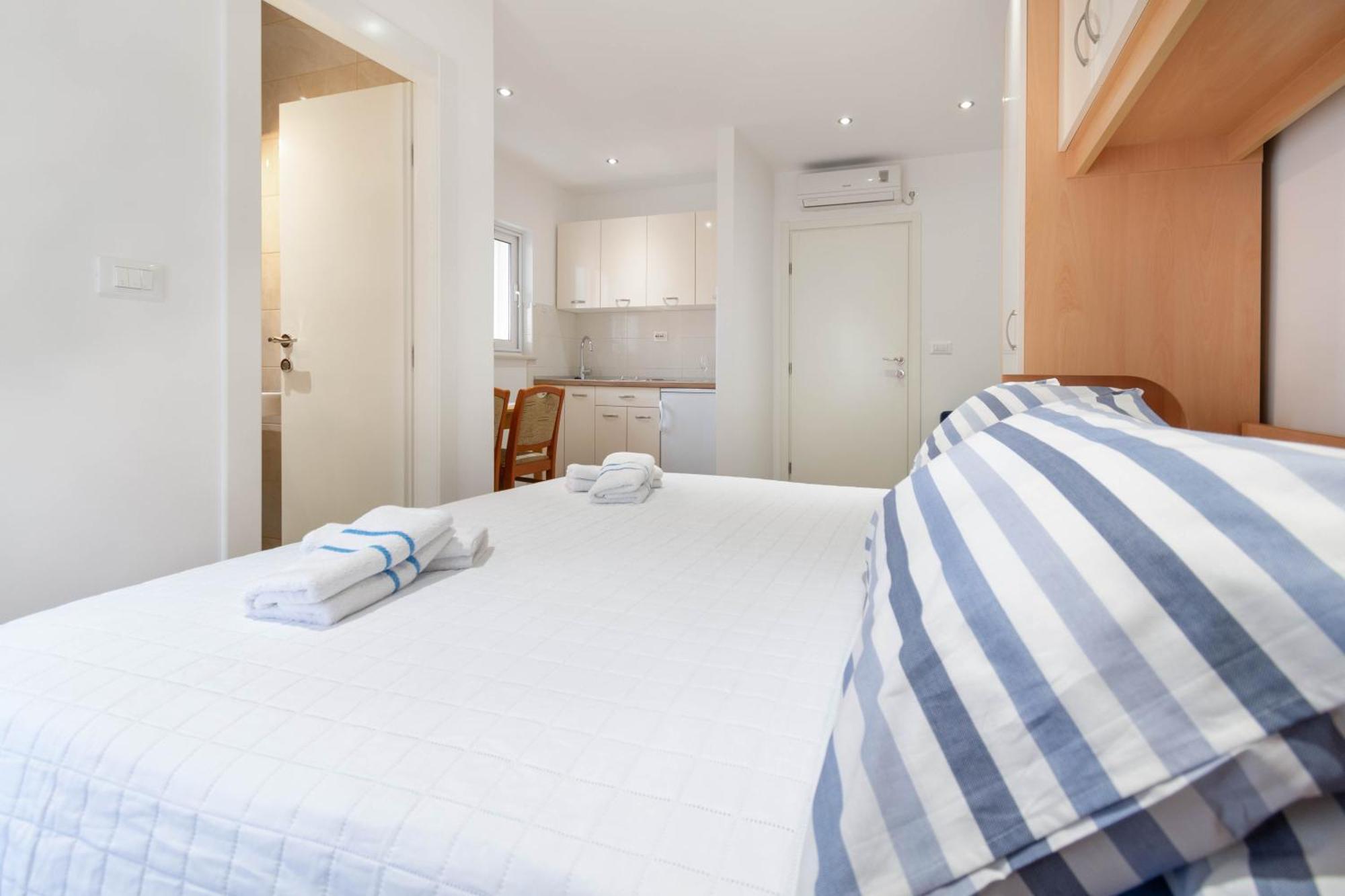 Studio Apartmani Dora Makarska Buitenkant foto