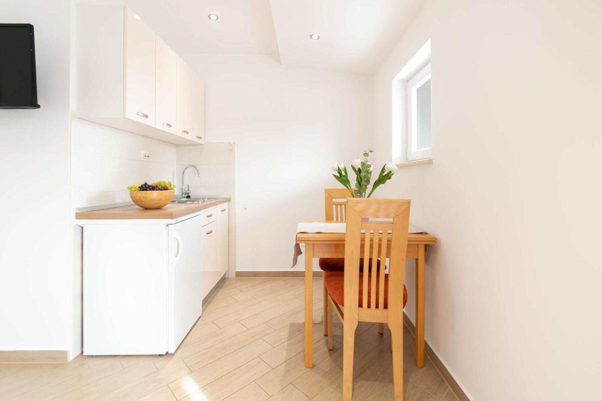 Studio Apartmani Dora Makarska Buitenkant foto